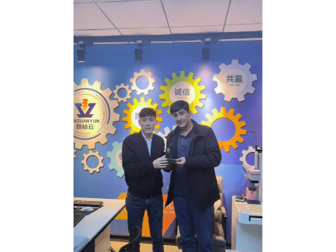 Quanzhou Jinzuan Technology Co., Ltd. da la bienvenida a un estimado cliente de Turkmenistán y le muestra la potencia de la máquina de corte de 5 ejes YTJ600.