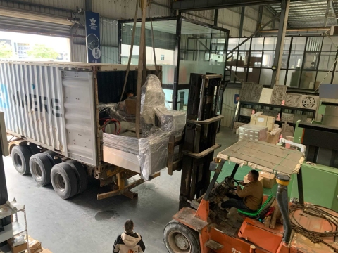 Impulso a la producción de piedra en Malasia: Dos máquinas Jinzuan 1515T-1D entregadas para grabado de alta precisión y alto rendimiento