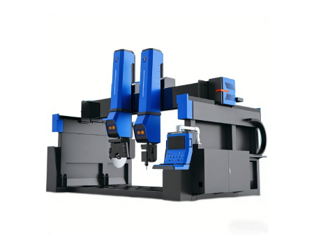 Máquina CNC de cinco ejes en acción: aserrado y tallado de una mini bañera