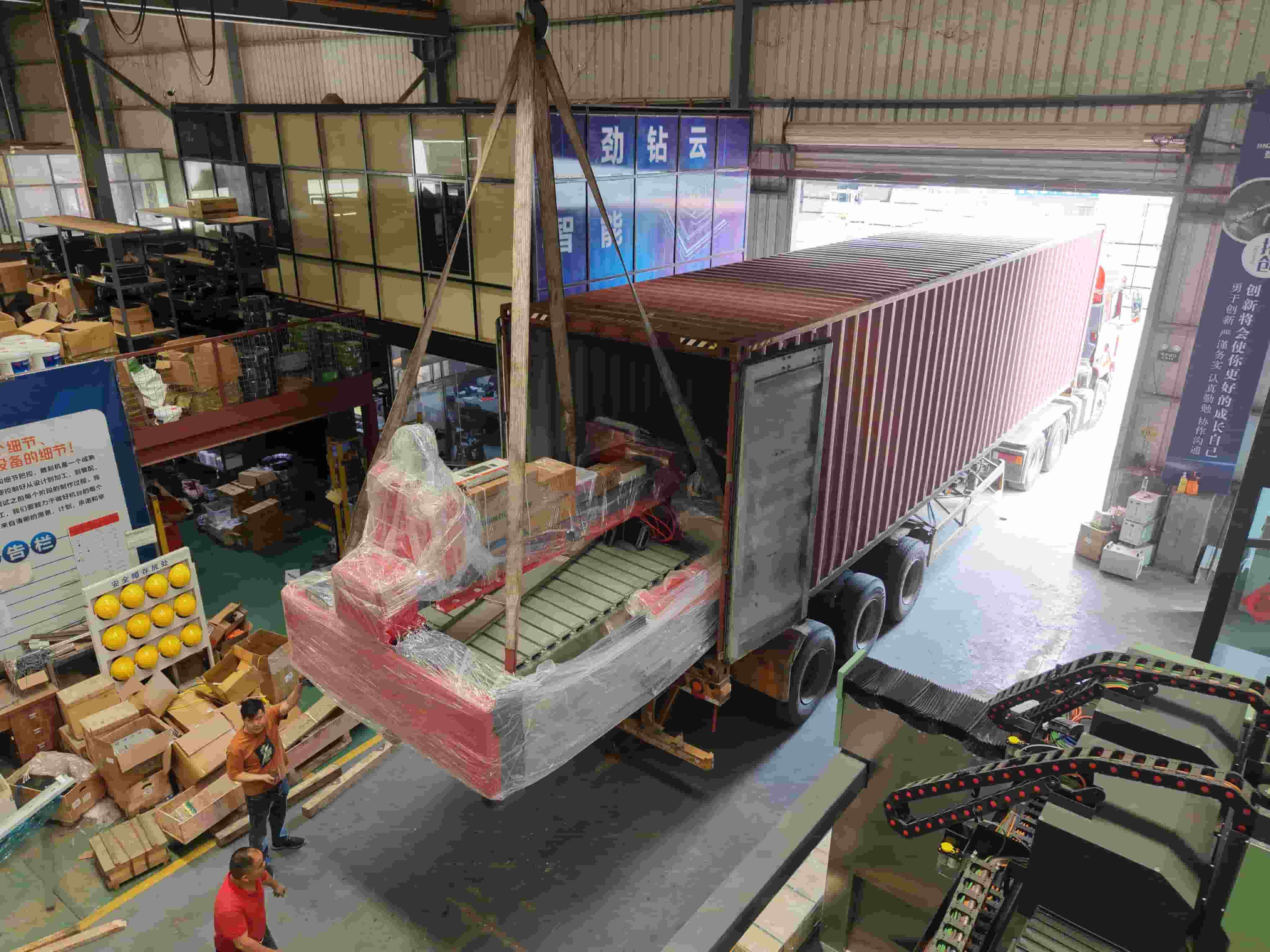 Un nuevo lote de máquinas CNC para piedra se dirige a Europa.