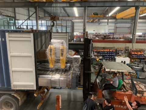 Dos envíos, dos países, una innovación detrás de cada máquina CNC para piedras.