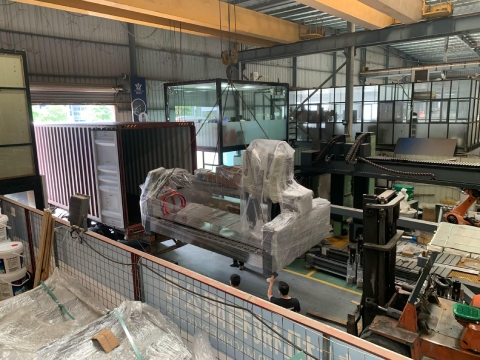 Doble potencia, doble rendimiento: Jinzuan envía dos máquinas CNC avanzadas a Vietnam.